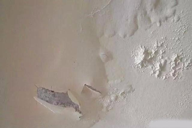 裝修是一件費(fèi)心費(fèi)力，卻又很享受的過程，看著毛坯房變成溫馨的小家，內(nèi)心的滿足感是無法代替的。為了裝修，從家裝布局設(shè)計(jì)到建材市場千挑萬選，終于把房子裝成了你想要的樣子。然而，沒住多久卻發(fā)現(xiàn)乳膠漆墻面起泡，心里別提多難過。為何人人稱贊的乳膠漆會出現(xiàn)起泡問題呢?本期，恩澤小博士和大家一起探討乳膠漆墻面起泡的原因和解決方法!